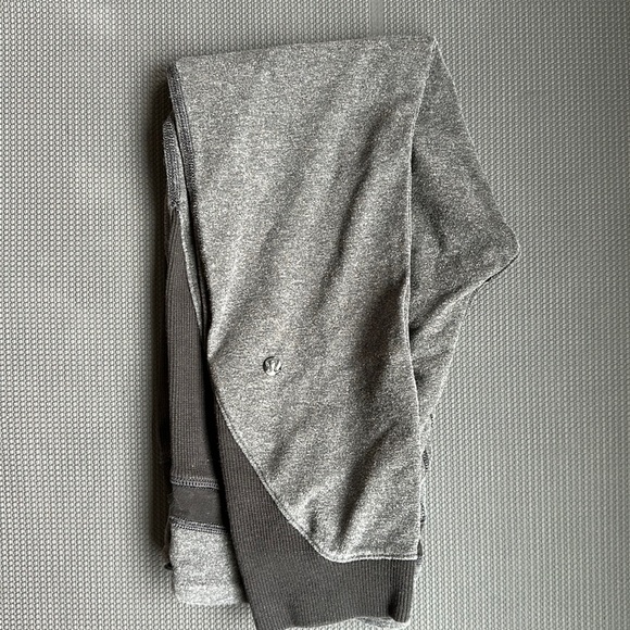 Black and grey lululemon leggings size 6 - Picture 2 of 6